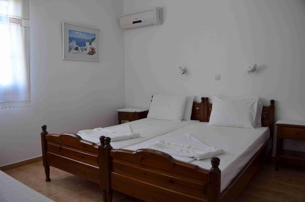 Casper'S Studios Piso Livadi Room photo